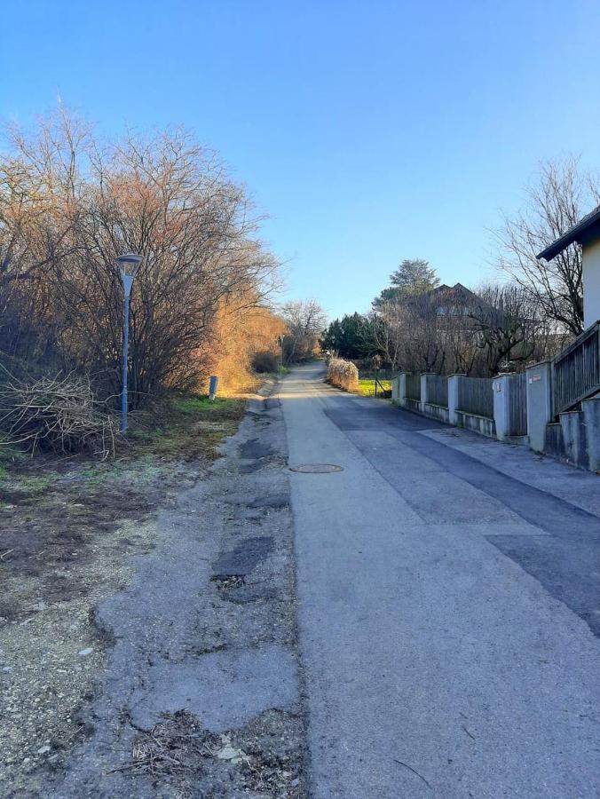 Family Basement Apartment, Breakfast, Free Parking, 5km From Tulln Apartment