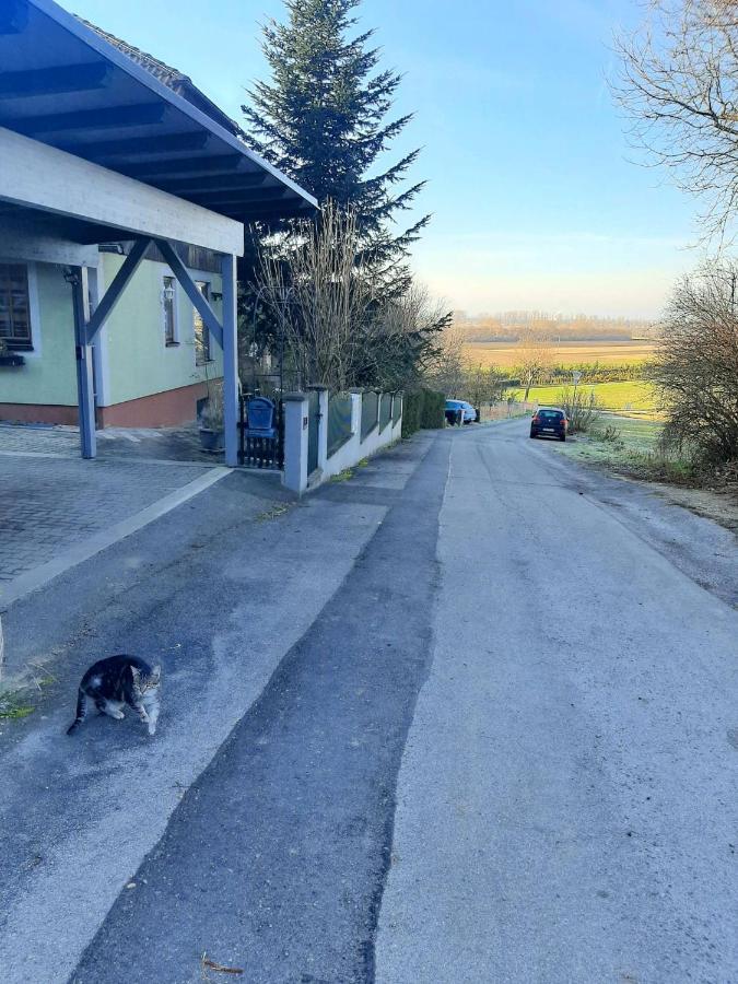 Apartment Family Basement Apartment, Breakfast, Free Parking, 5km From Tulln Chorherrn